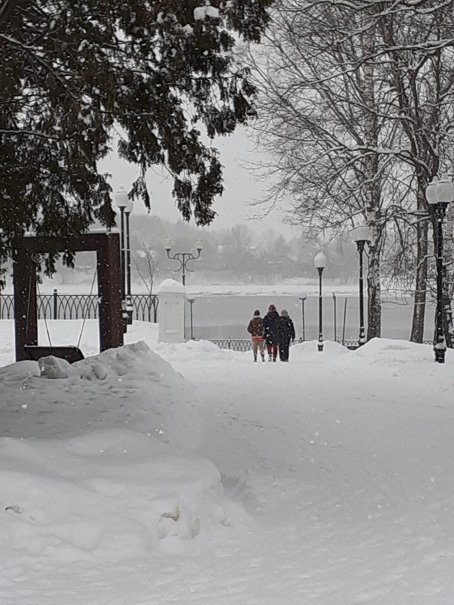 практически черно-белое и только деталь одежды одной из девушек немного оживляет