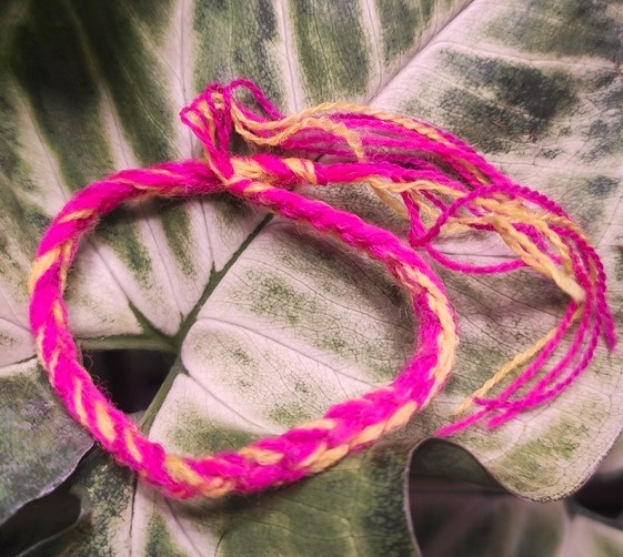 Иногда используют разноцветные нити. Эту мне повязал монах в храме Байон/Камбоджа.