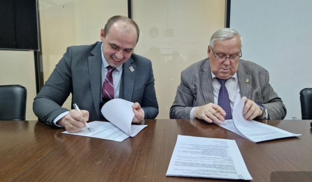     Подписание договора. Источник: midural.ru Автор фото: Пресс-служба КРСУ