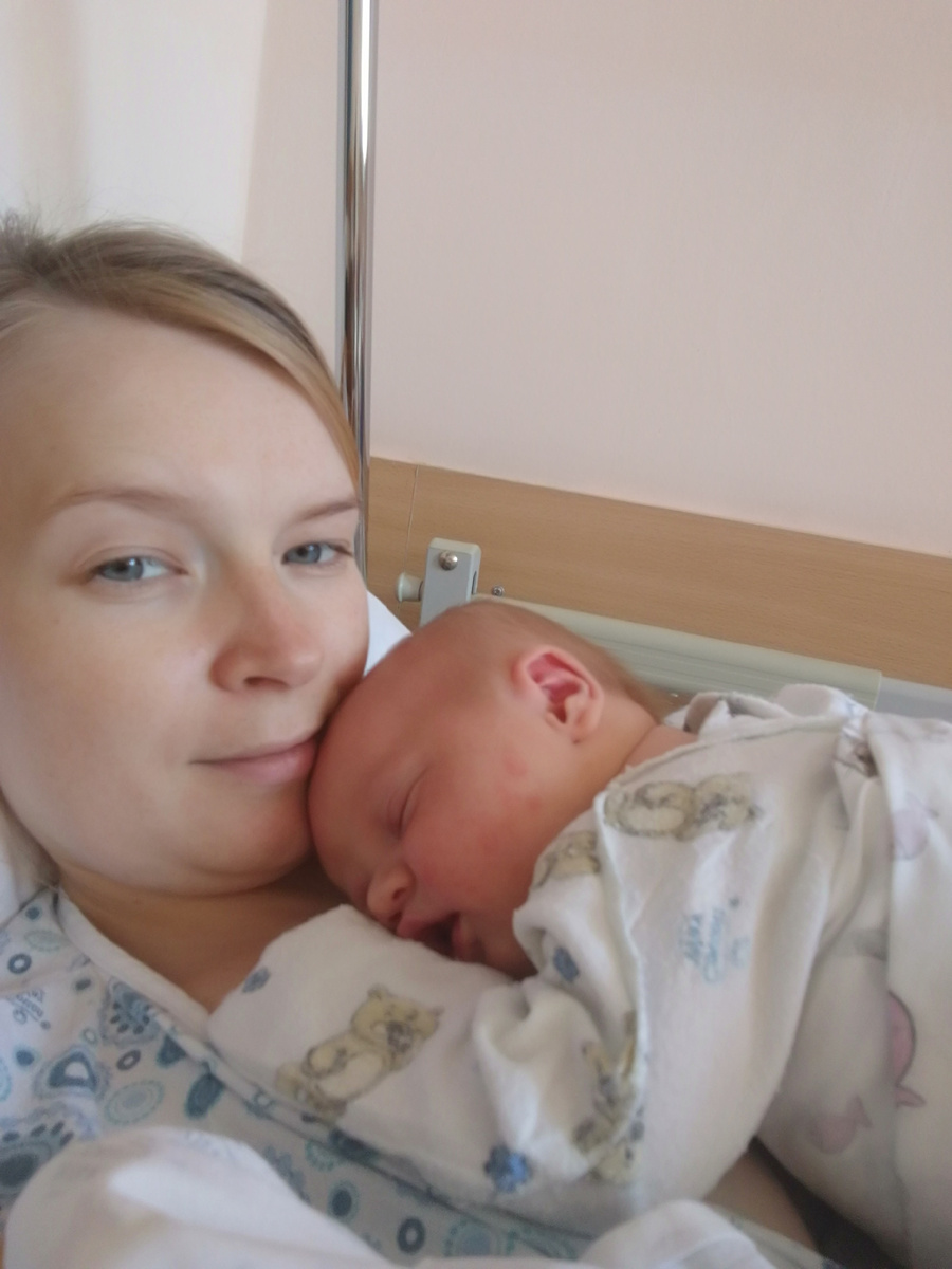 Это мама вместе с моей младшей сестренкой Василисой, в роддоме (22 сентября 2018 года)