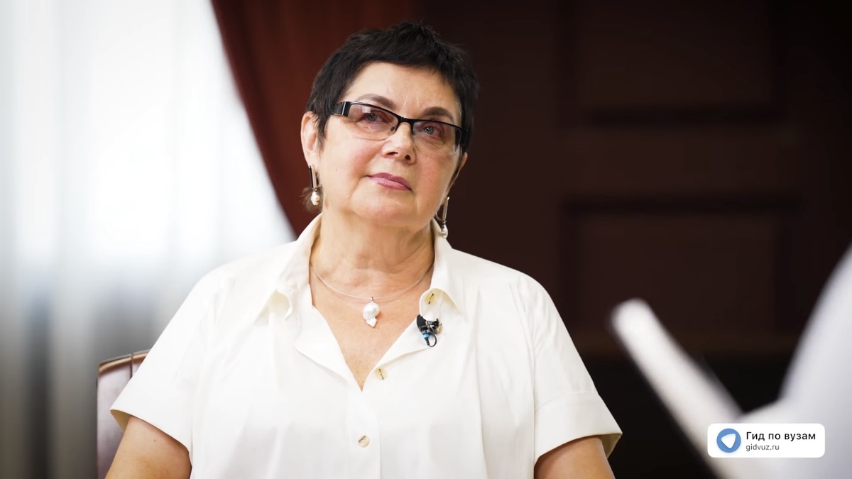 Ванькович Светлана Михайловна – доктор искусствоведенья, директор института дизайна и искусств СПбГУПТД. СМИ «Гид по вузам».