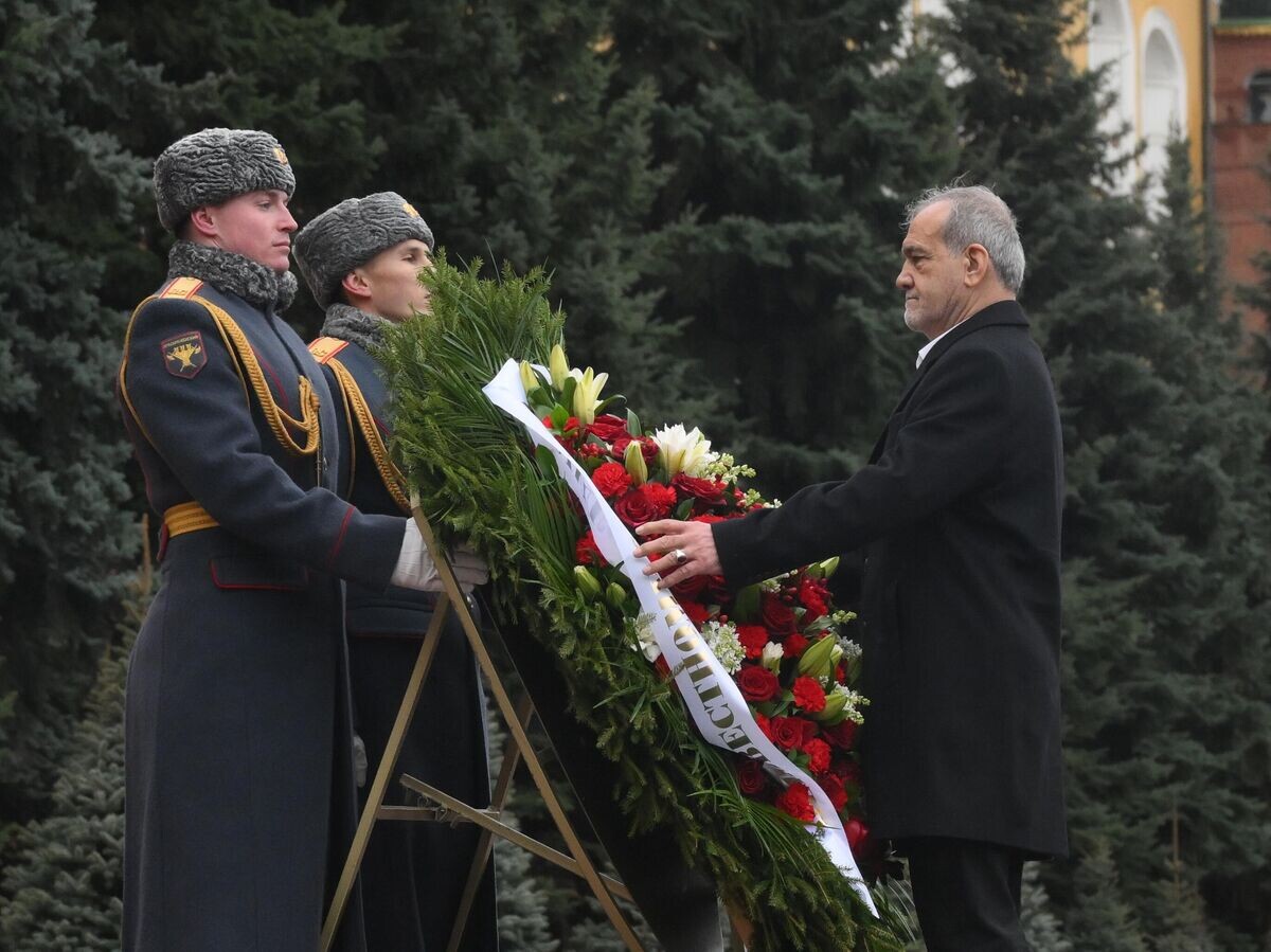    Президент Ирана Масуд Пезешкиан на церемонии возложения цветов к Могиле Неизвестного Солдата в Москве© РИА Новости / Григорий Сысоев