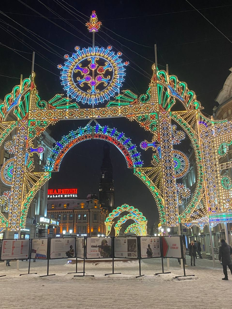 Посещая Баумана зимой, обязательно не забудьте насладиться новогодними украшениями!