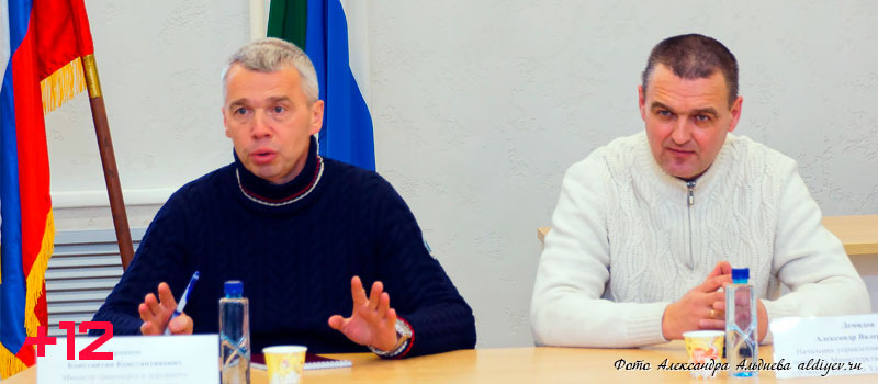 Чиновники от краевого Минтранса Константин Кравцов (слева) и Александр Демидов (справа) на встрече 11.12.2024. Фото Александра Альдиева 