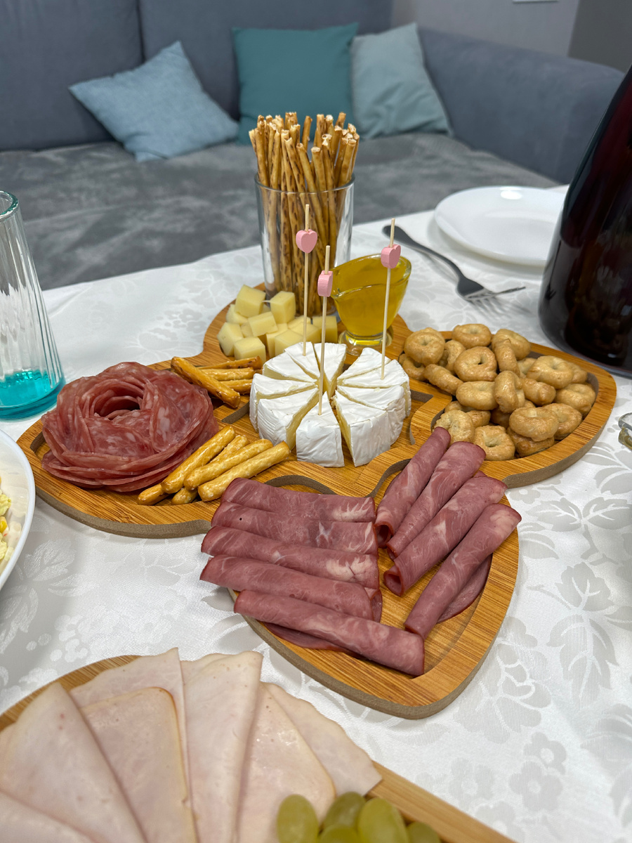 Сырно-колбасная тарелка с солеными палочками. 