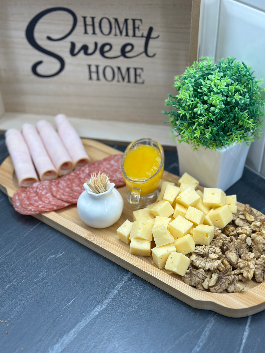 Сырно-колбасная тарелка с грецкими орехами и мёдом. 