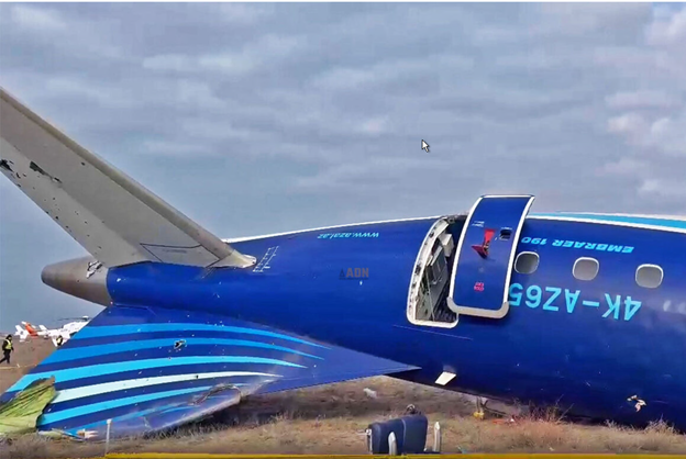 Фото: Suspected shrapnel holes in Azerbaijan Airlines Embraer E190 fuselage (KG) https://www.airdatanews.com/azerbaijan-airlines-embraer-e190-hit-by-russian-air-defenses-reports/