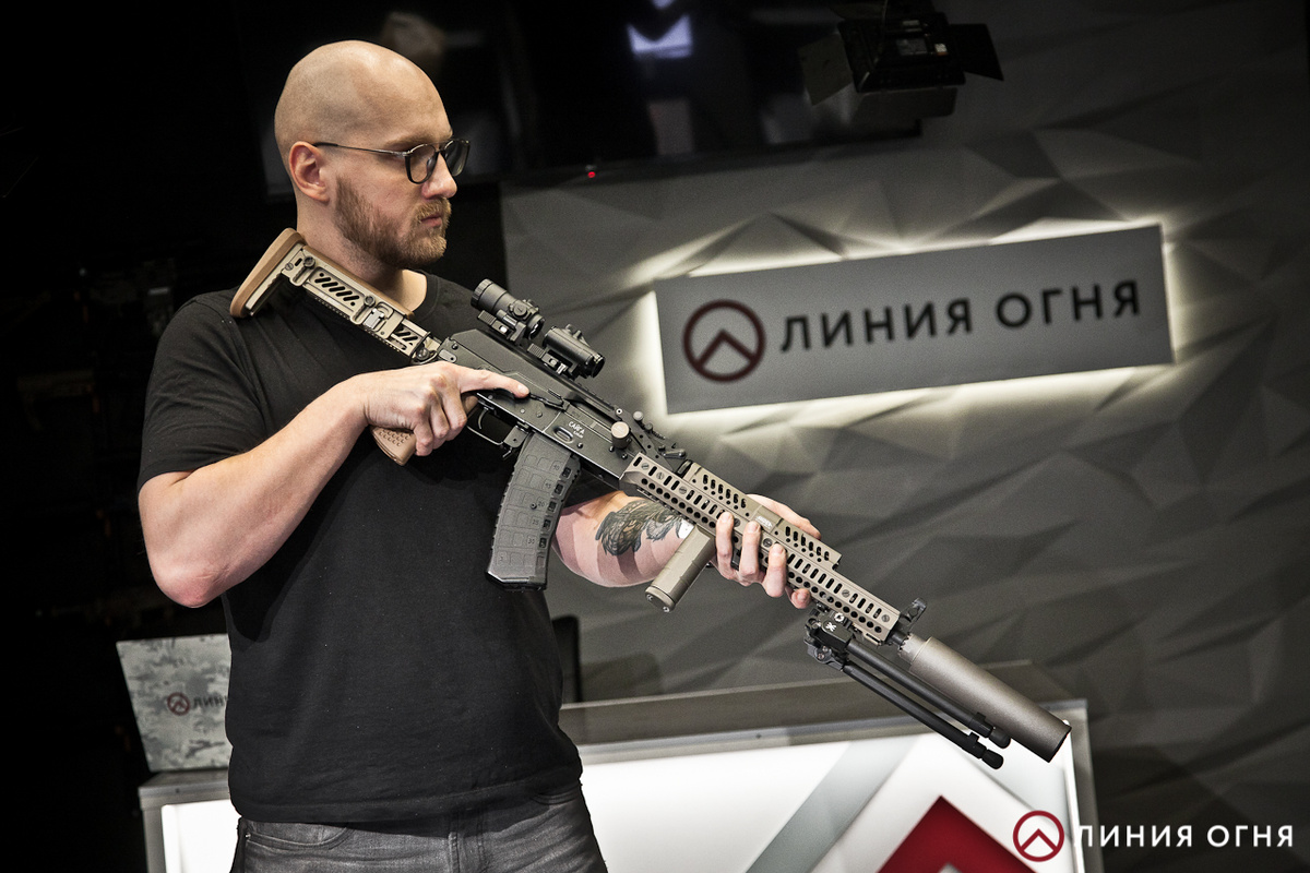 Оружейный мастер ЛИНИИ ОГНЯ проверяет сборку.