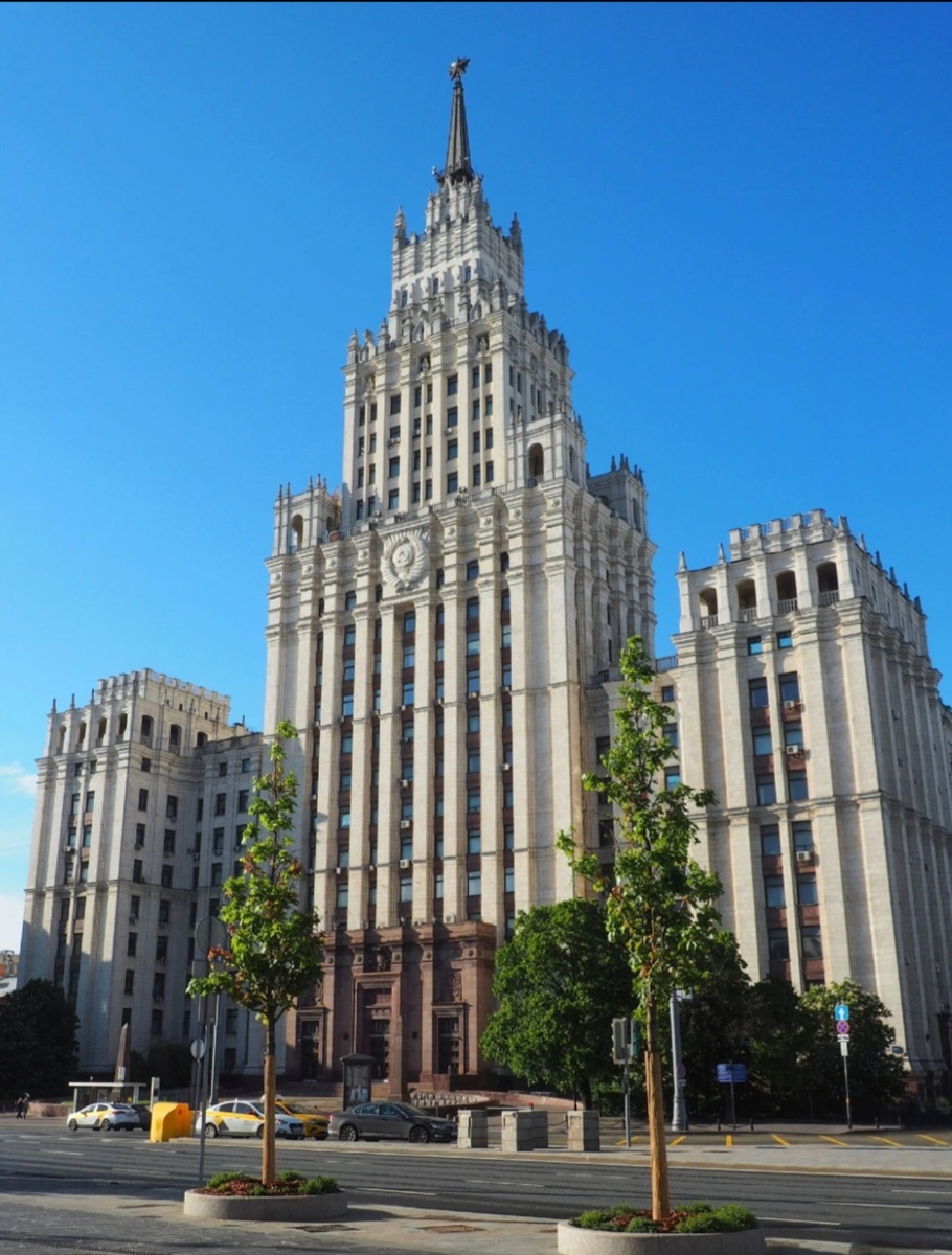 В здании сталинской высотки на Красных Воротах расположен офис коллегии адвокатов.