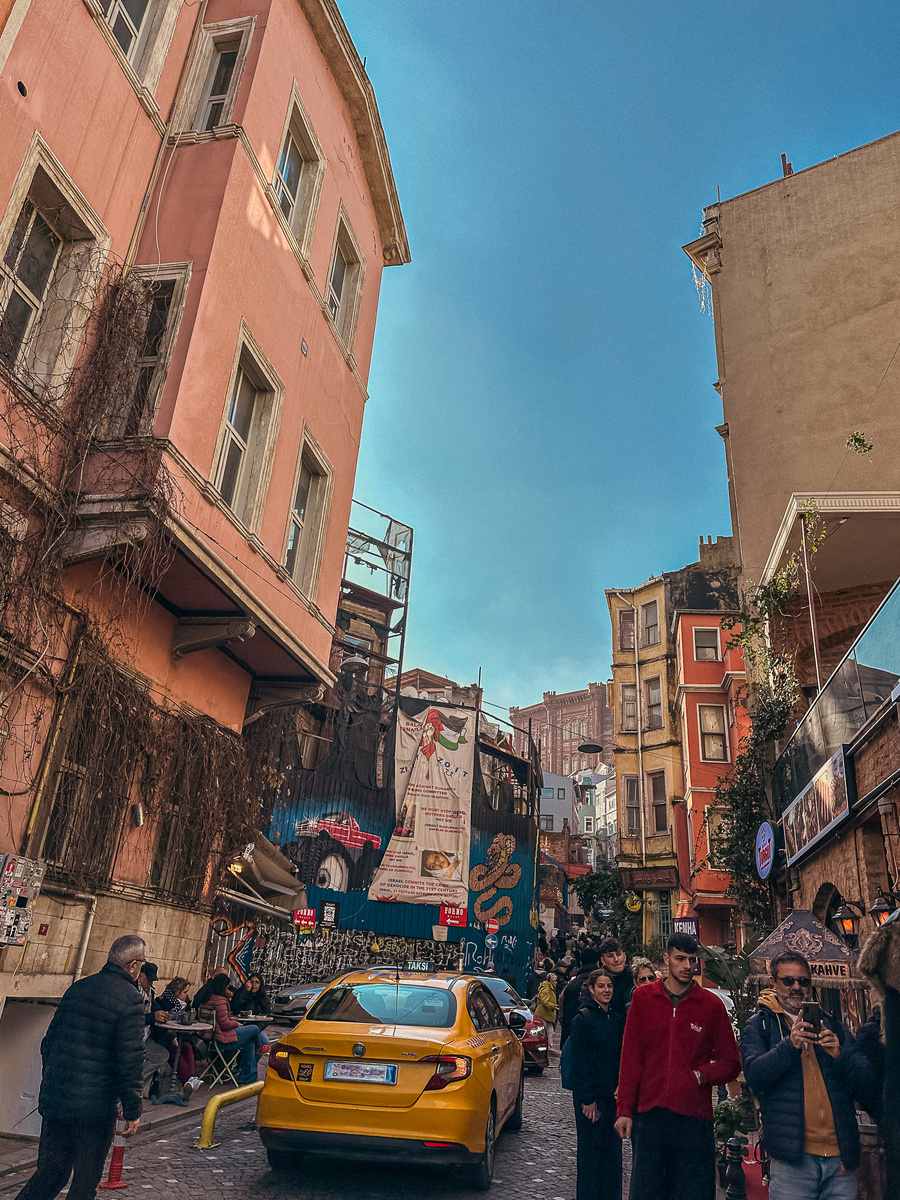 Попадаем на колоритные улочки Стамбула