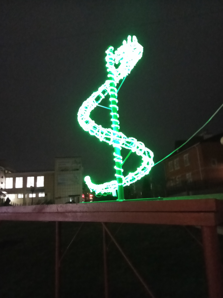 Змея танцует на шесте