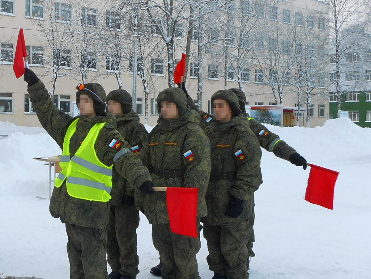 Ограждение колонны в движении по дороге