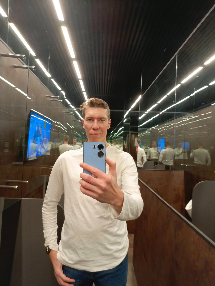 Это фото из мужского туалета ресторана. Там еще фото-картины "по Фрейду" висят в кабинках, уже не стал запечатлять (например, два круглых лимона, что дают тень схожую с женской грудью).