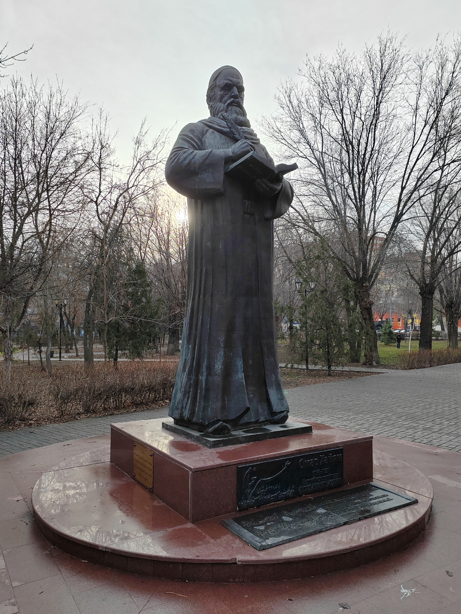 Памятник Омару Хайяму в Астрахани 4 января  2025 г.