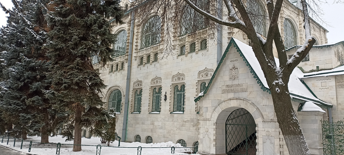 Ели высаженные вдоль смотряться очень впечатляюще