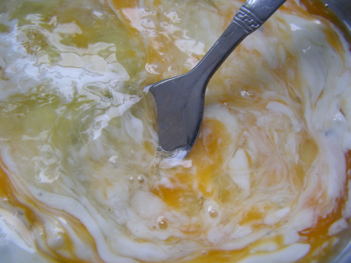 Можно и без сметаны, но она дает сливочный вкус.