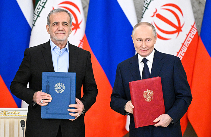    Президент РФ Владимир Путин и президент Ирана Масуд Пезешкиан (справа налево) во время подписания договора о всеобъемлющем стратегическом партнерстве между Россией и Ираном в Кремле. Сергей Бобылев/POOL/ТАСС