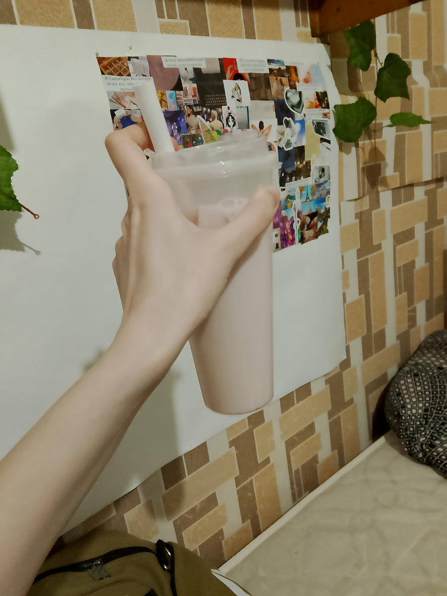 Когда меня впервые сводили в Бабл-Ти, то я поставила себе цель: перепробовать весь ассортимент напитков и десертов! (Про простынь на кровати: я постельное меняла в это время). 