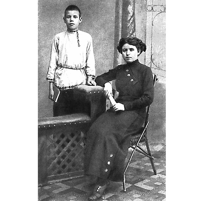 Михаил Исаковский с учительницей Горанской Е.С. в Ельне. Фотография. 1913 год