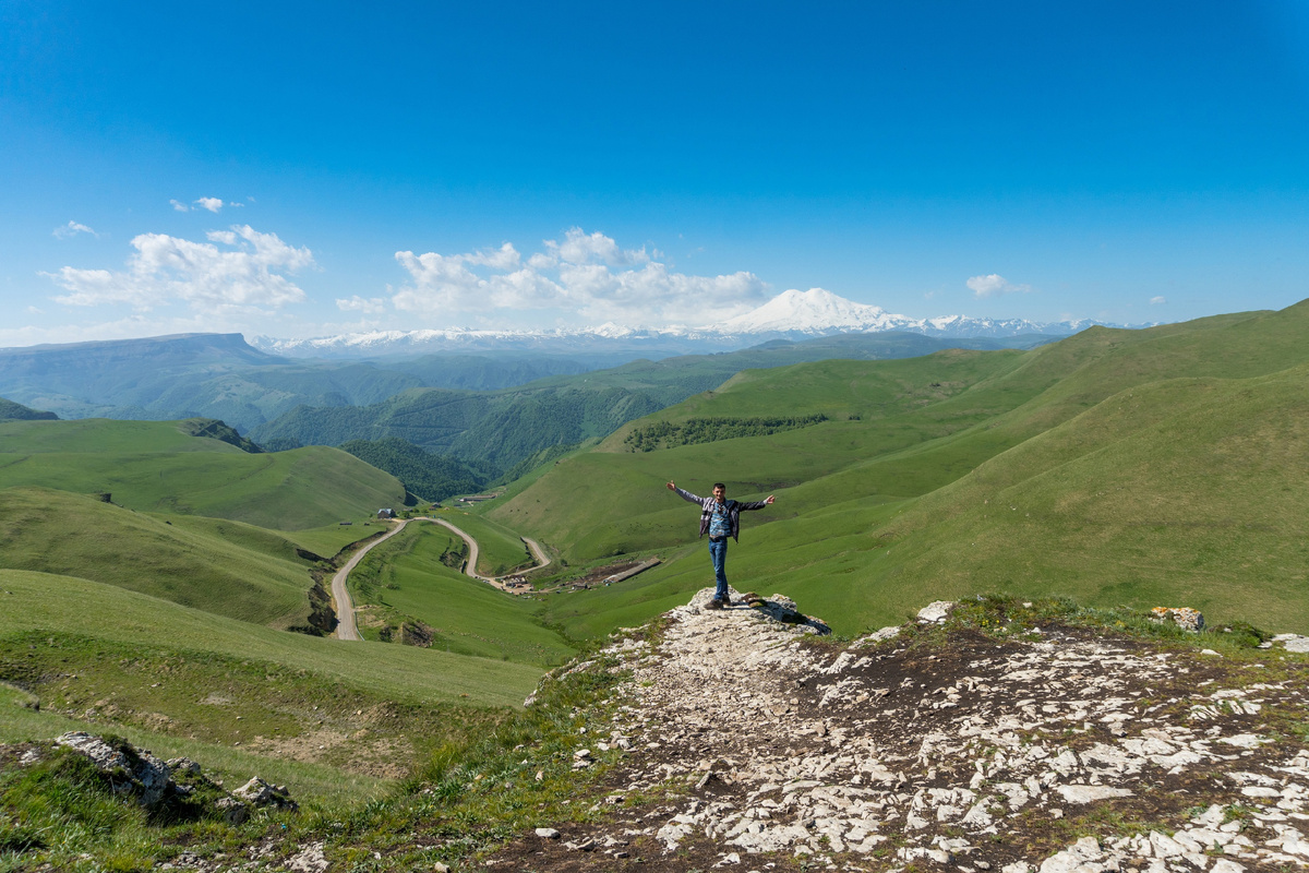 С видом на Эльбрус.