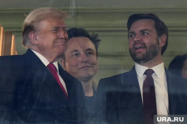 Одним из главных представителей команды Трампа является Илон Маск (на фото посередине)
Фото: Stephanie Scarbrough / AP/TASS