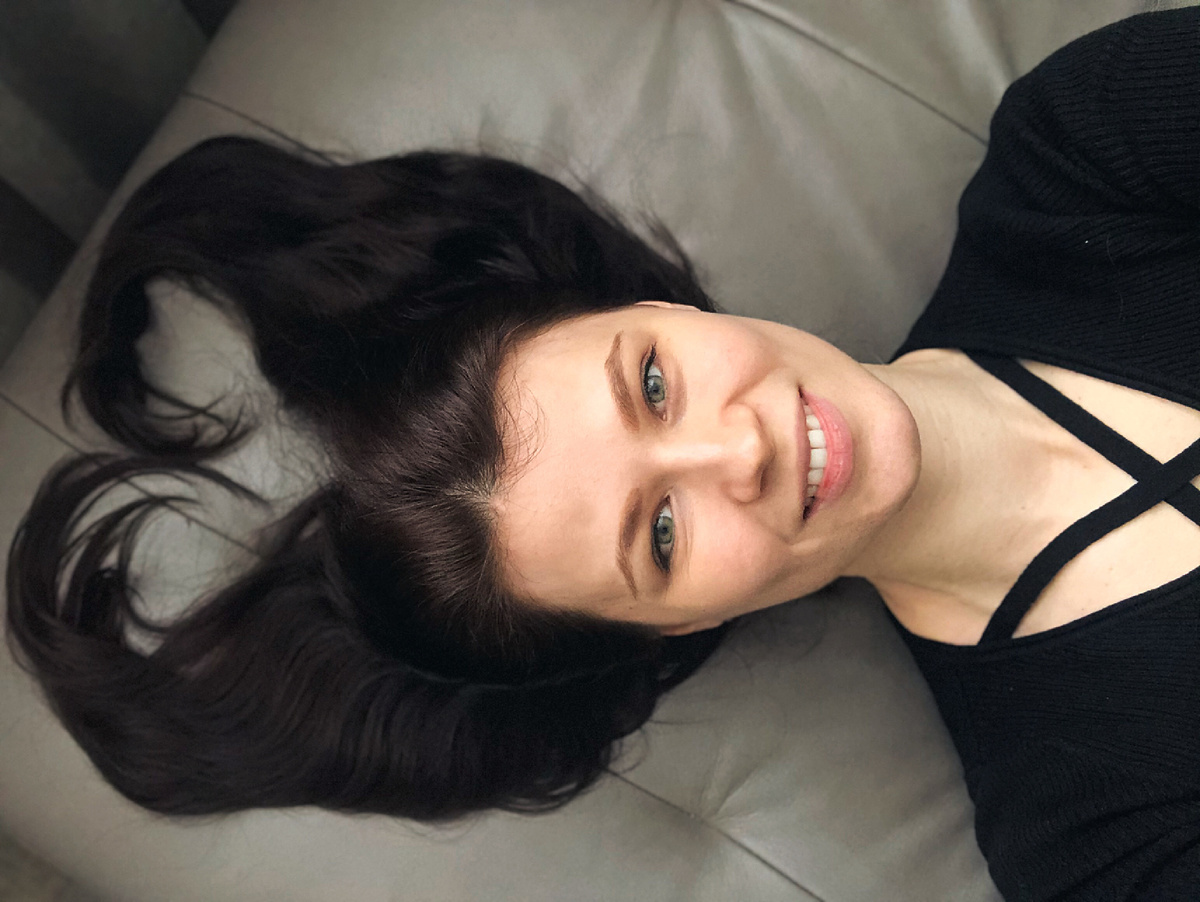 С понедельника по пятницу
Будто бы назад время пятится
Мы были нигде, плавали в мутной воде
Различимы едва в обстоятельствах песня Пятница группы PIZZA
