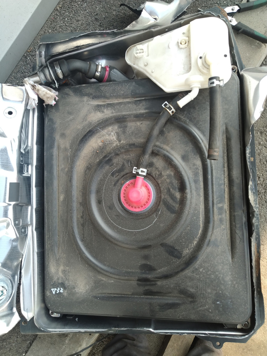 Пластиковый бак находится в железном корпусе.