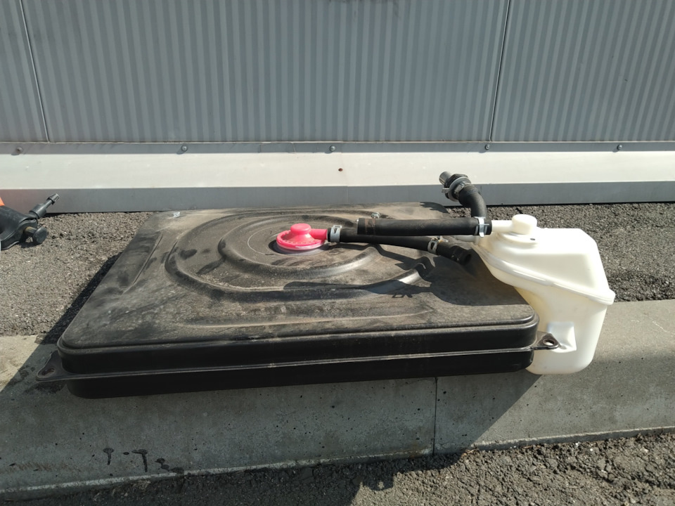 Собственно сам бак, он пластиковый и неразборный.