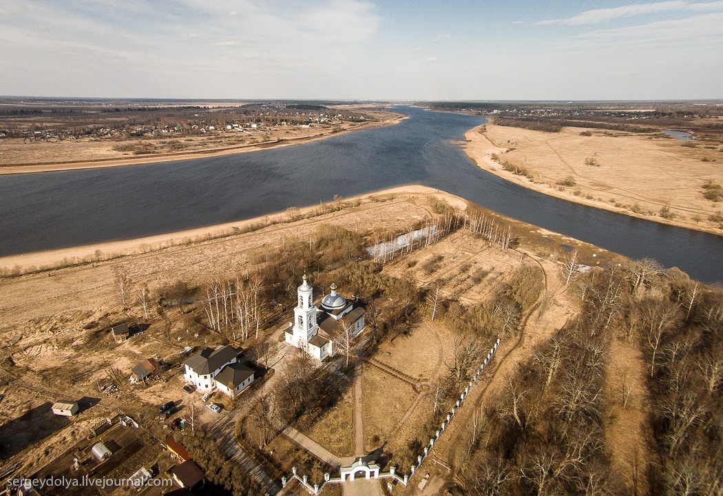 Впадение реки Дубны в Волгу у города Дубна (Волга слева, Дубна справа). Фото из интернета.