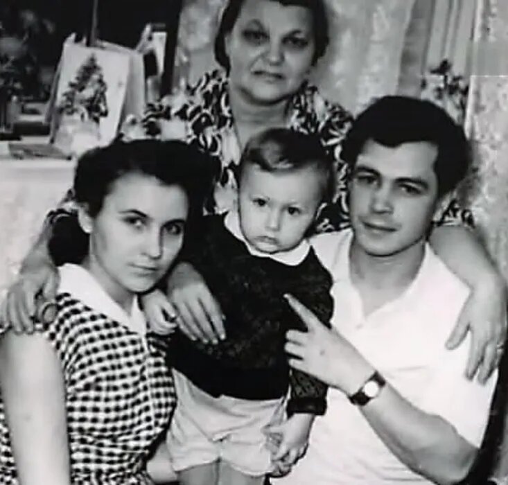 Маленький Игорь с семьей. Фото: Инстаграм (запрещен в России) / @igor_nikolaev_music