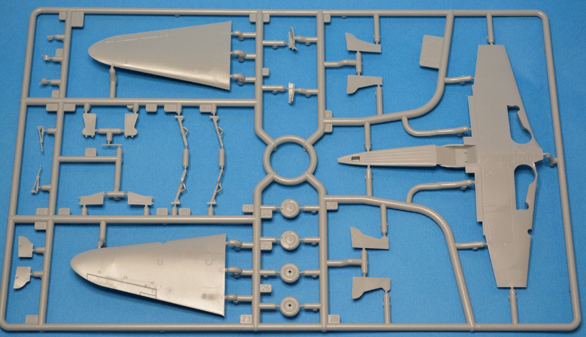 Всего литников два и это первый из них. Сборка крыльев и стоек. Не забывайте листать галерею, там ещё фото!
