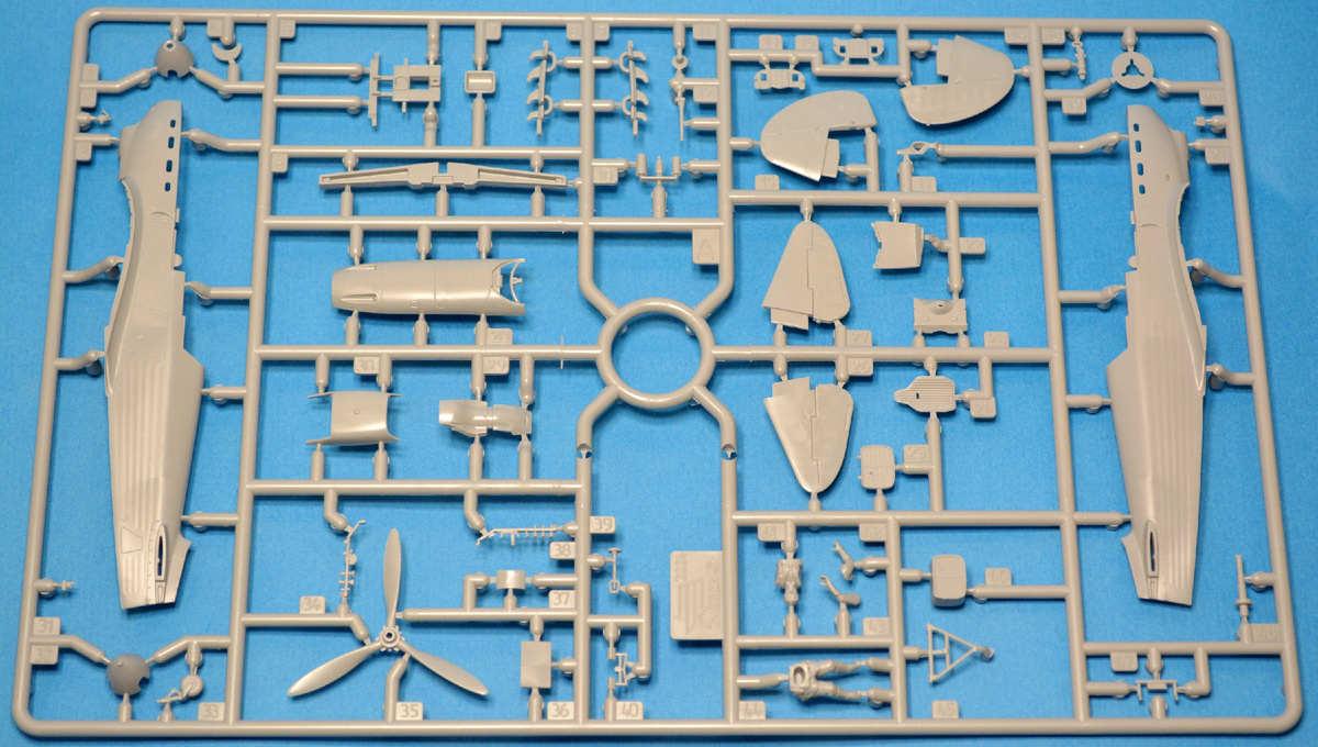 Половинки фюзеляжа, хвостовое оперение, капот и мелочи.