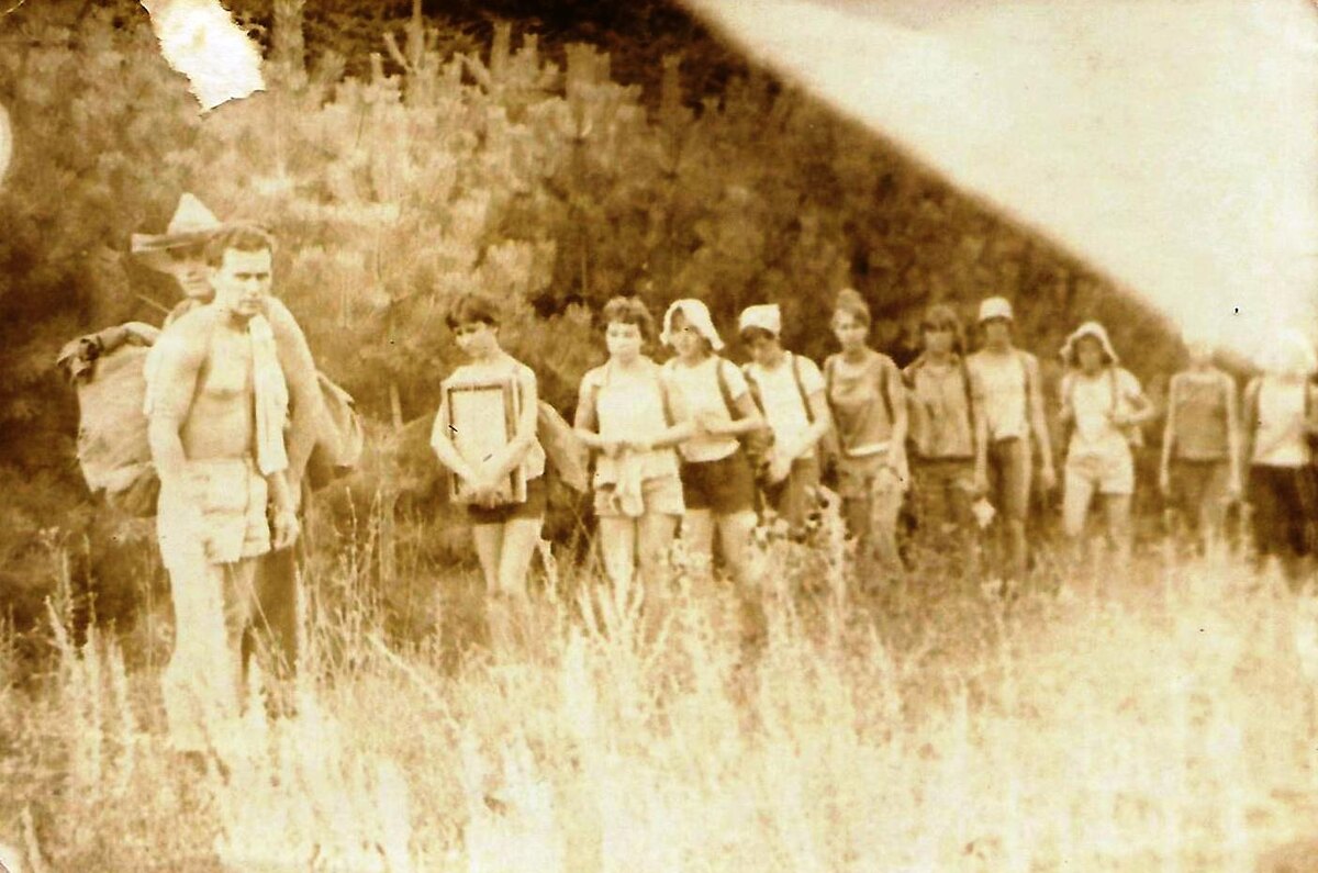 Июль 1966 года. Крым. Девчушка с громадным рюкзаком, а основный груз несли мы, парни! 