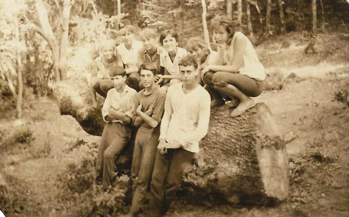 А вот наша девчушка уже улыбается, переход закончился! Школьники из с.Ровное,Красногвардейского района. 1966 год.