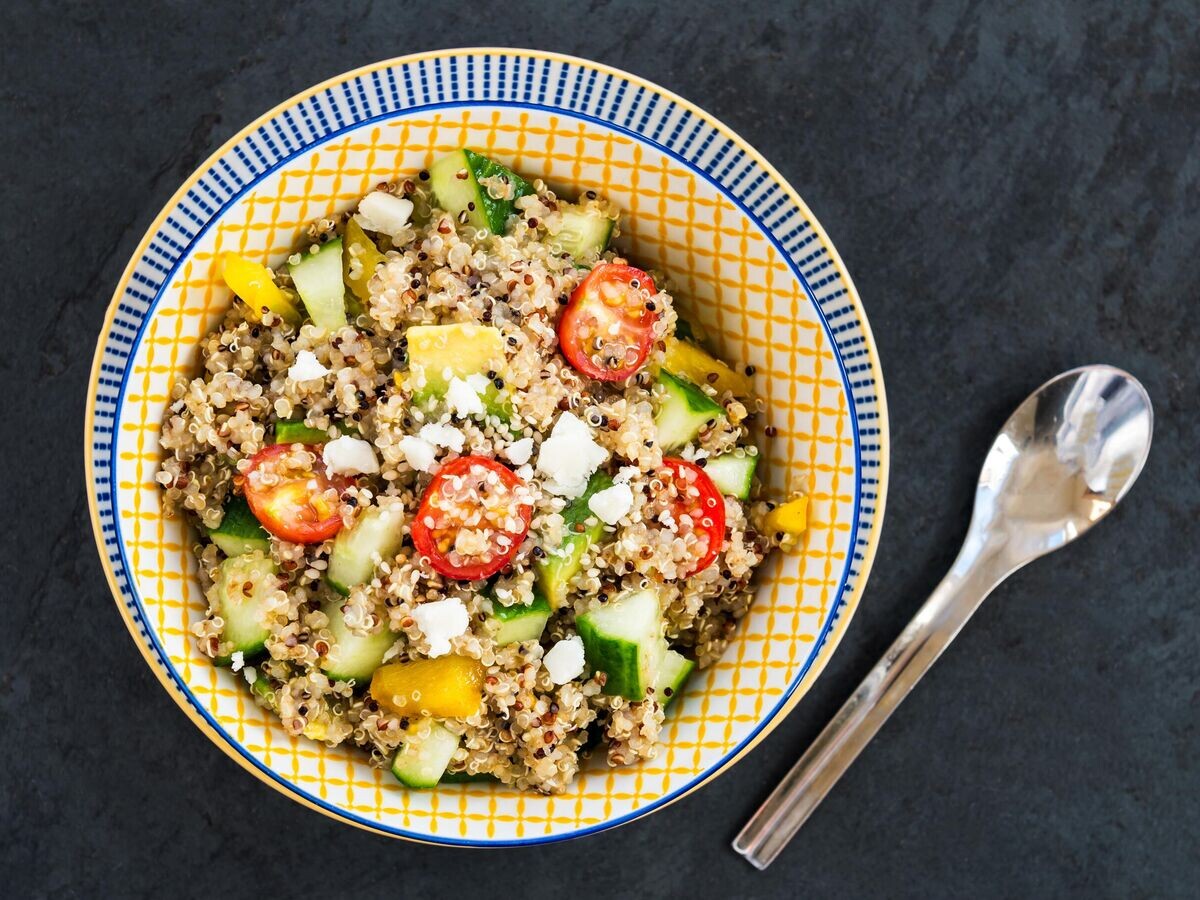    Салат с киноа и овощами© iStock.com / Manuta