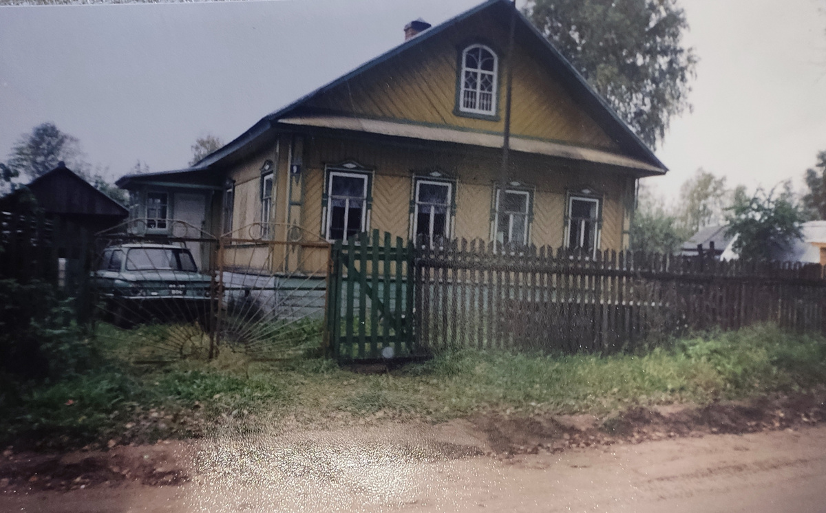 Ездили на дачу на "ушастом" Запорожце. Удивительная машина. На неё можно было погрузить сколько угодно груза! 