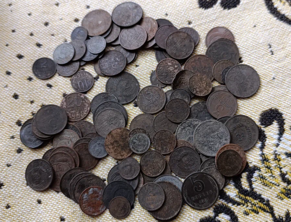 тут еще не хватает двух юбилейных рублей, ни где-то в другой баночке