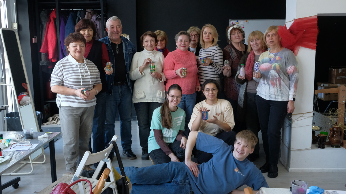 МК проводили вот эти три замечательных молодых человечка из "Нового поколения" - направление "Лига добра". 