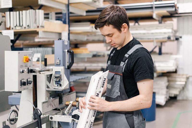 Сотрудники проходят длительное обучение перед тем, как выйти на линию