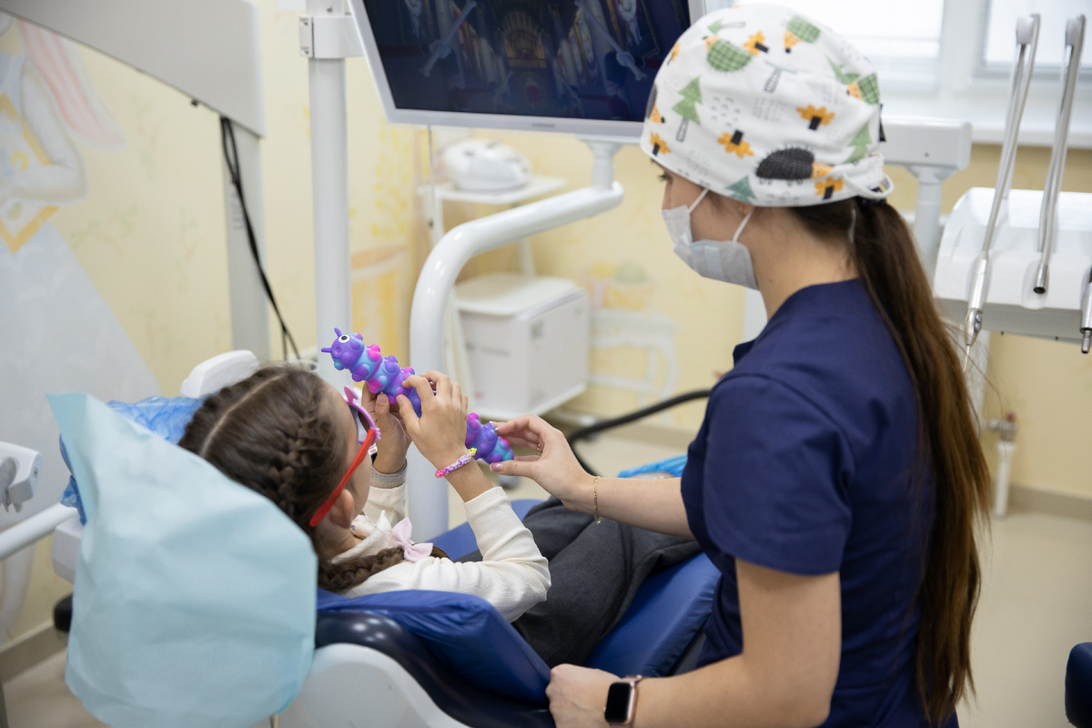 Седация снижает эмоциональную окраску процесса лечения, избавляя пациента от страха. 