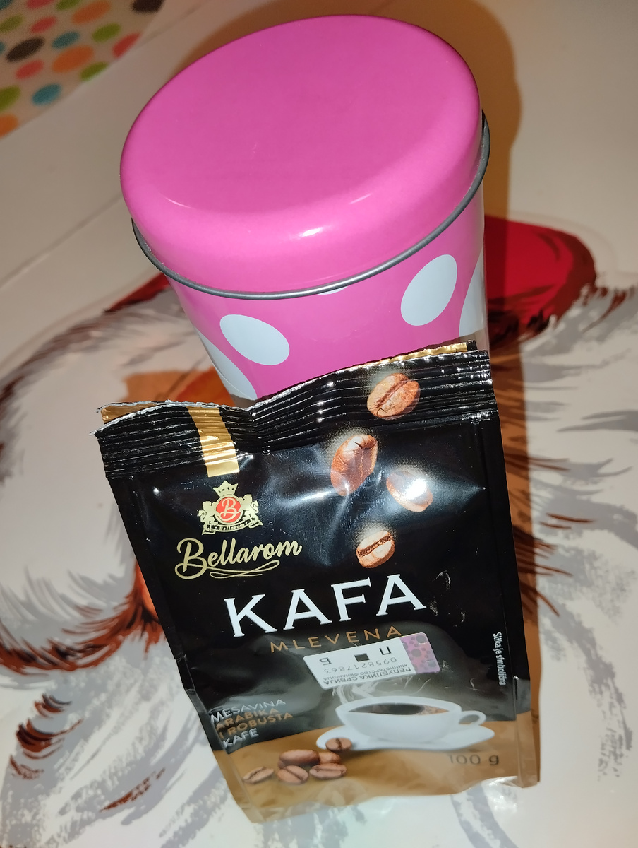 Эта же банка и это же кофе, в другом ракурсе и свете. Всё можно сравнить.