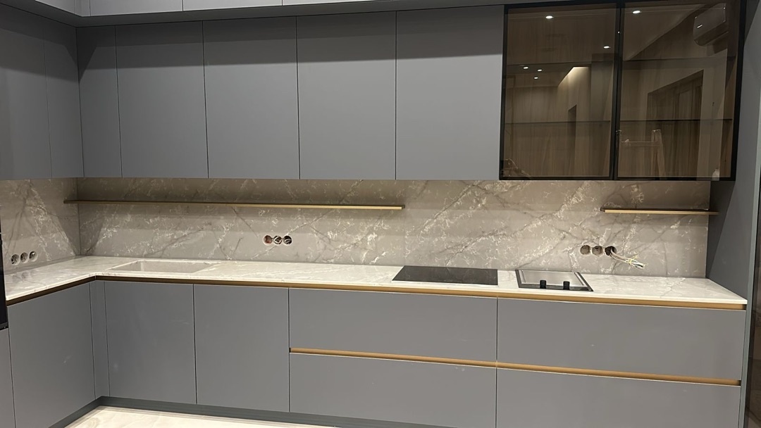 Матовая кухня с кварцевой столешницей San Marco от Quantra Quartz