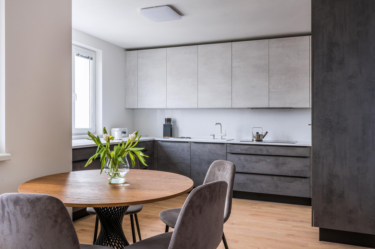 Матовые фасады на кухне в стиле минимализма. В проекте использовался глянцевый кварц Noble Supreme White от TechniStone для производства столешницы и фартука