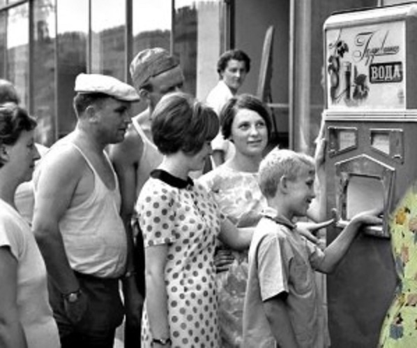 Пьём всем районом по очереди! / Фото: yaplakal.com