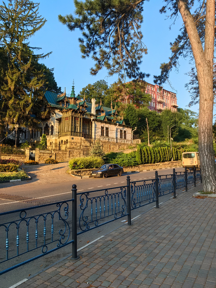 Интересное строение. Что это? Музей? Жилой дом?