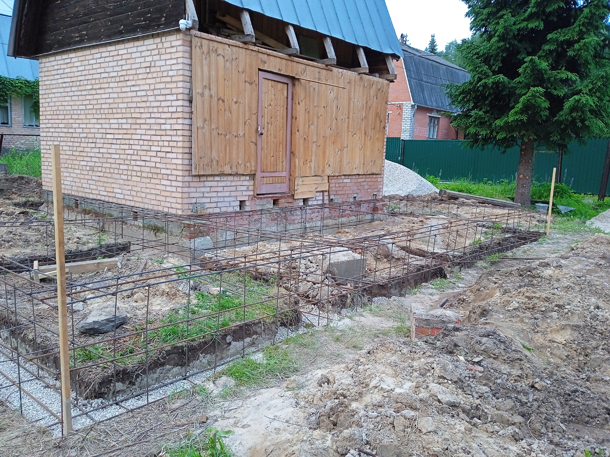 Начали вязать каркас ленточного фундамента.