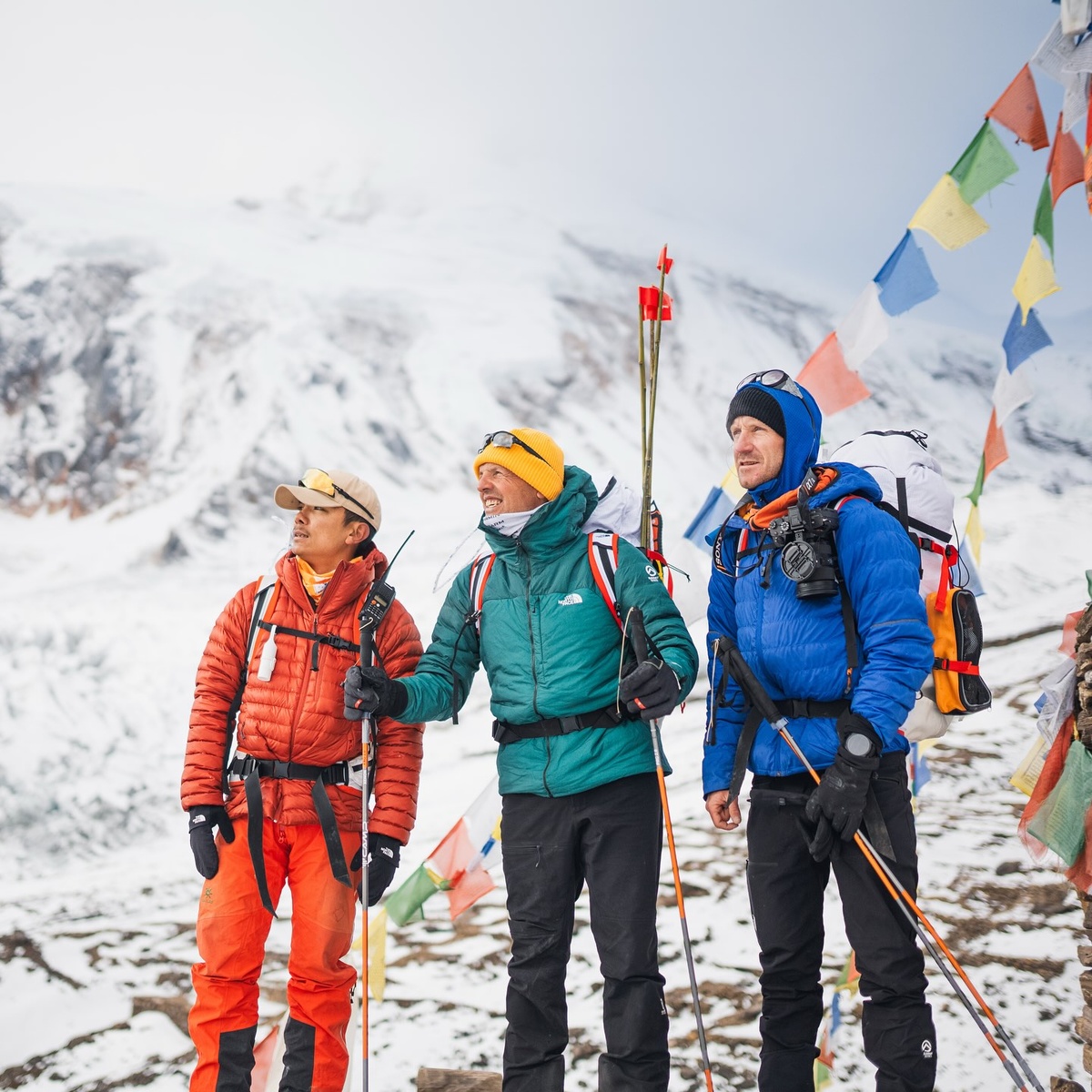 Нима Ринджи Шерпа, Симоне Моро и Освальд Перейра в базовом лагере Манаслу. Фото: manish.maharjan444