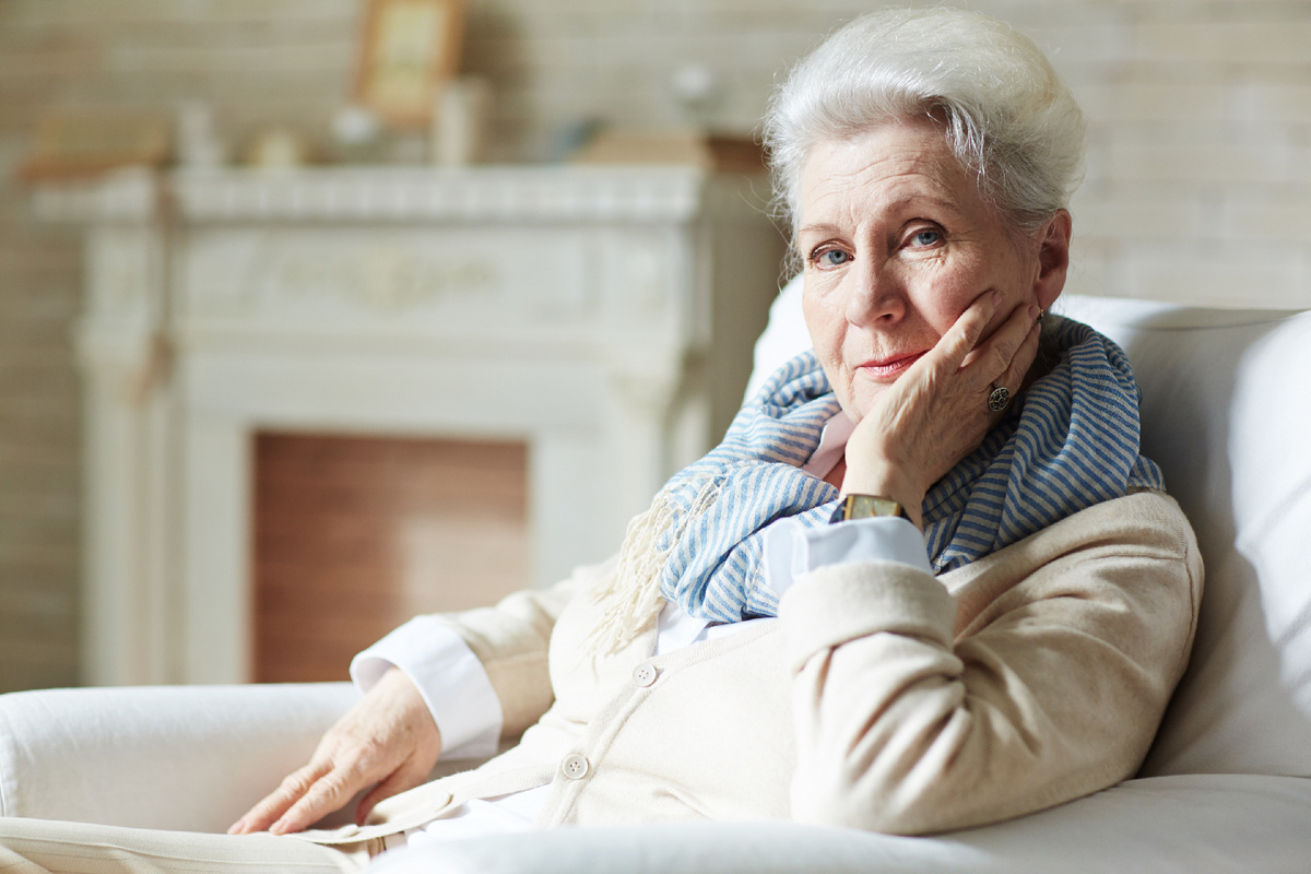 https://img.freepik.com/free-photo/portrait-elegant-looking-elderly-woman_1098-14217.jpg?t=st=1737146022~exp=1737149622~hmac=6874f03cf71684425de9017d78f14f8ee0537d5e68b03a305d15c893d4aba911&w=1060