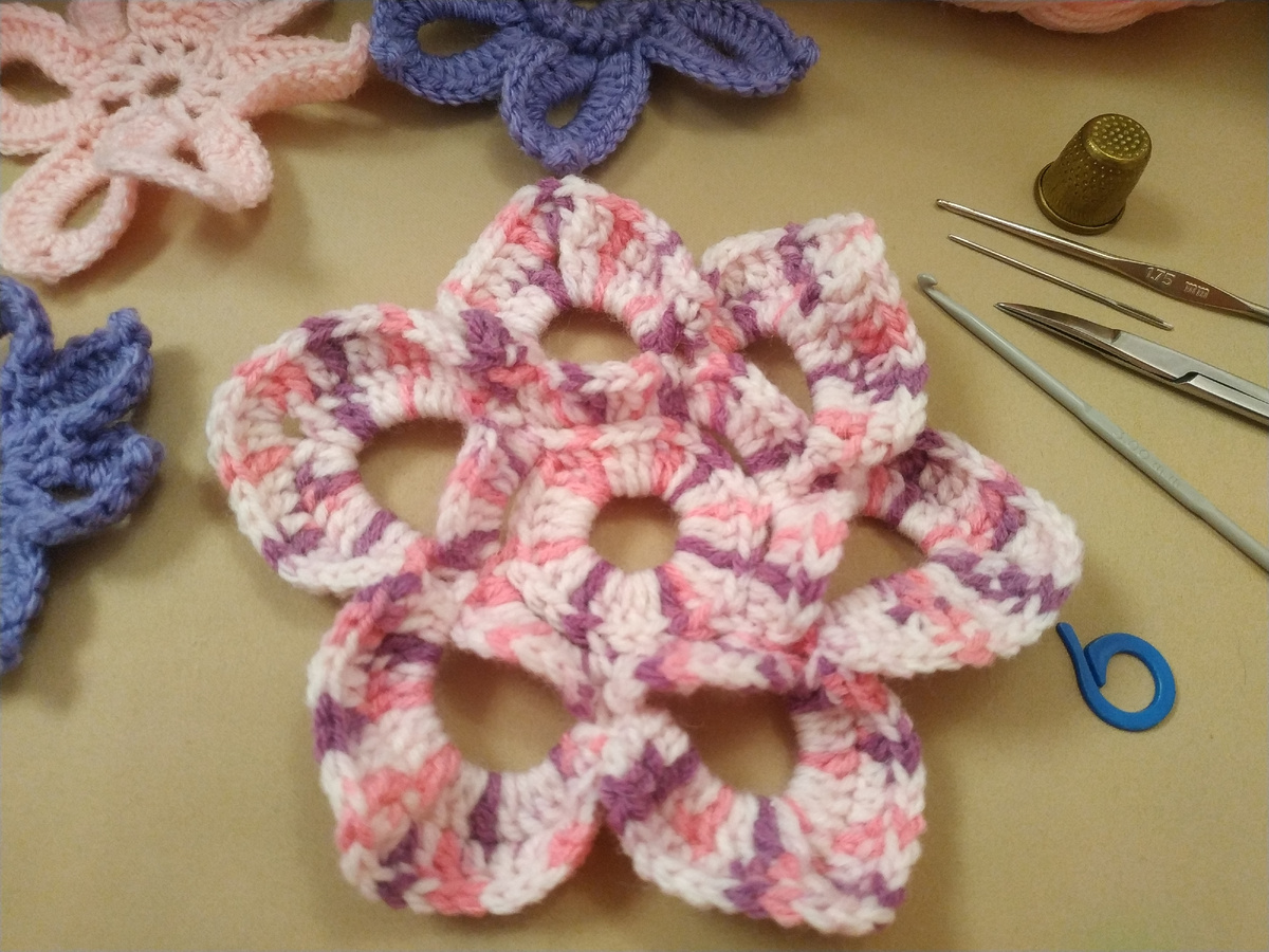 Вот такой второй цветок уже можно связать.