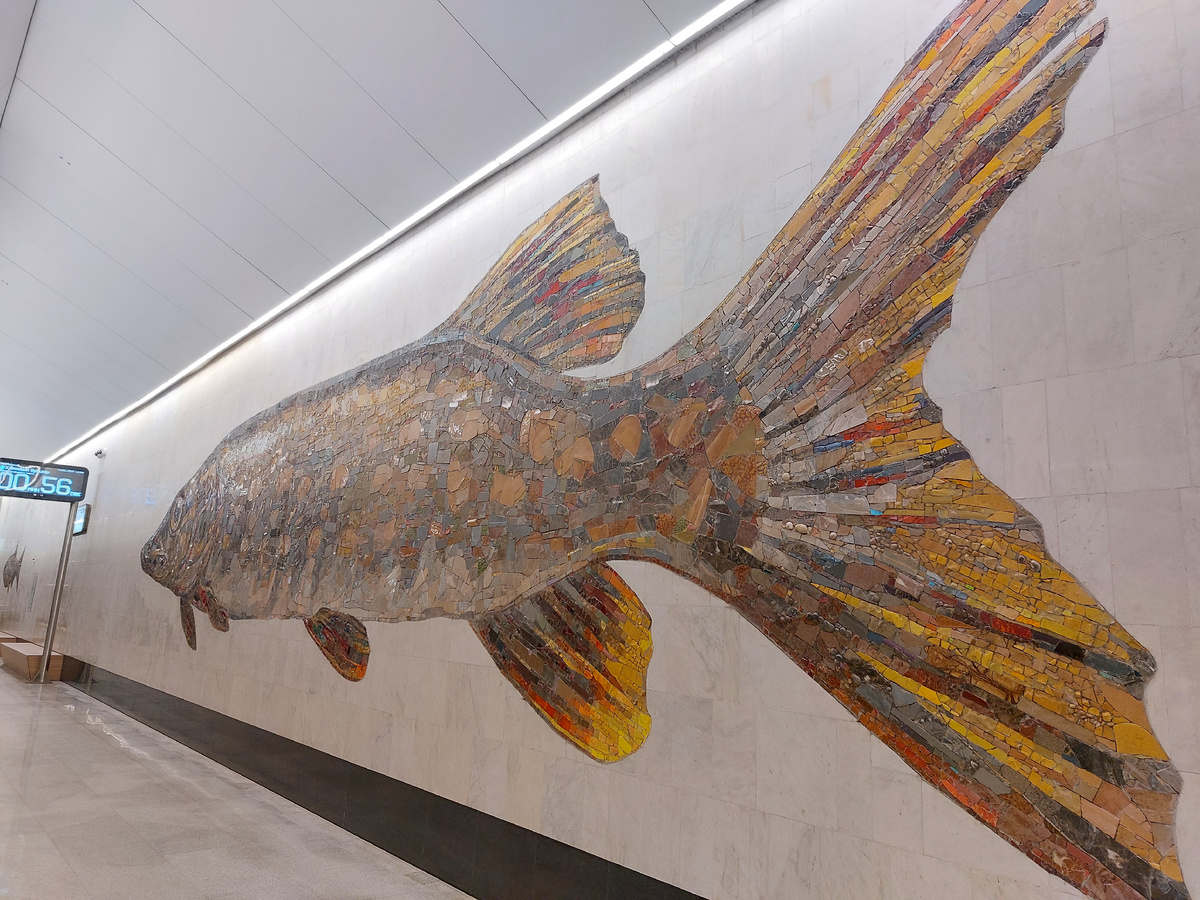 Очень красивая мозаика на перроне